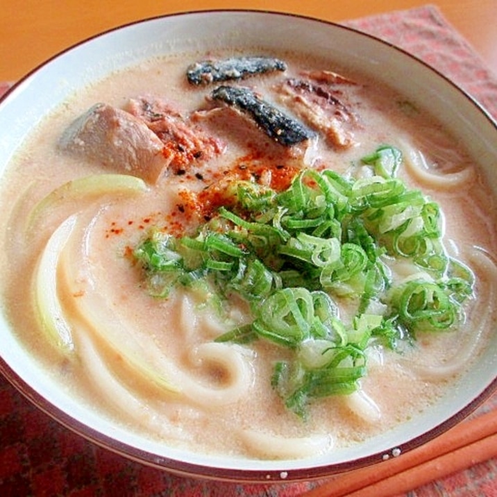 サバ缶で簡単!豆乳味噌煮込みうどん♪